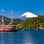 富士山の見える湖を走る遊覧船